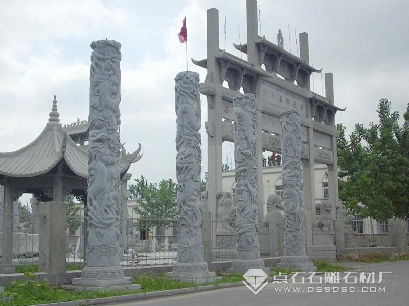 石雕龍柱