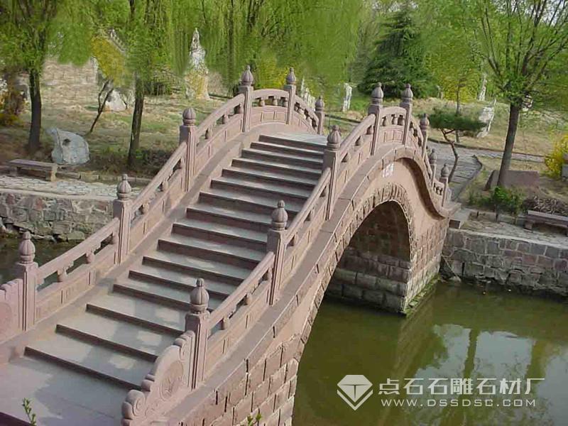 橋梁上的石欄桿