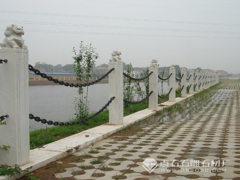 簡(jiǎn)易的石護(hù)欄